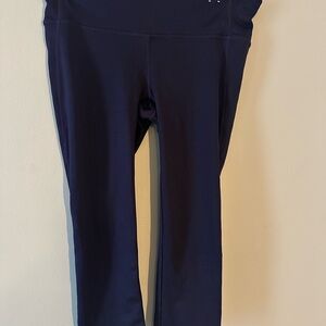 GapFit Women’s Purple/plum activewear leggings. Size: Medium (M)